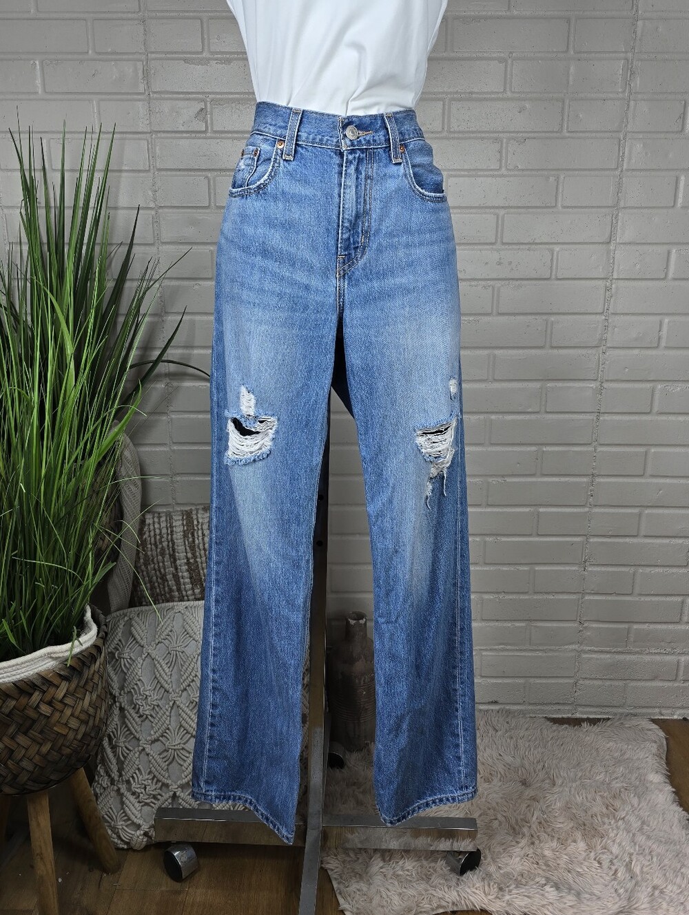 Levis High Rise Straight Leg Distressed Jeans Sizw 27 Light To Medium Wash